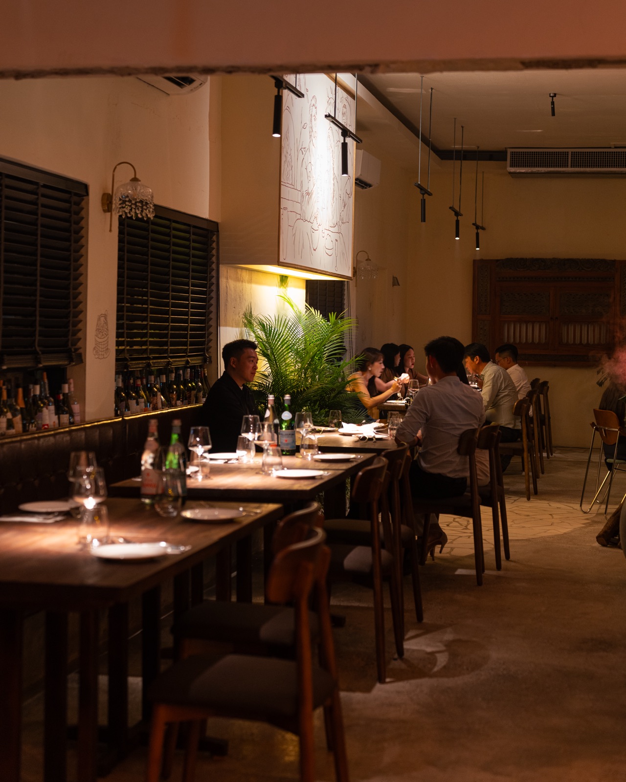 Guests dining in the warm Bella and Georgy dining room